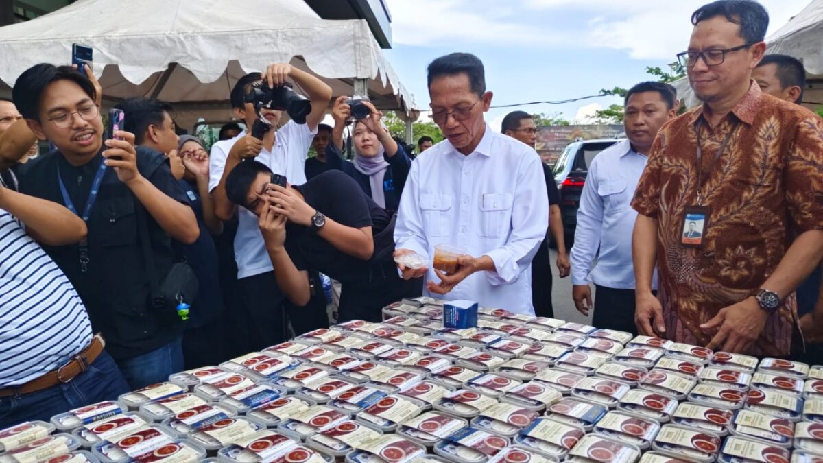 Wali Kota Batam sekaligus Kepala BP Batam Amsakar saat mencicipi asam pedas di HUT Hotel Santika, Jumat (24/10/2025). Foto:istimewa