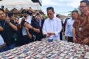 Wali Kota Batam sekaligus Kepala BP Batam Amsakar saat mencicipi asam pedas di HUT Hotel Santika, Jumat (24/10/2025). Foto:istimewa