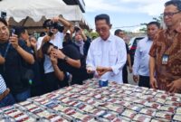 Wali Kota Batam sekaligus Kepala BP Batam Amsakar saat mencicipi asam pedas di HUT Hotel Santika, Jumat (24/10/2025). Foto:istimewa