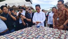 Wali Kota Batam sekaligus Kepala BP Batam Amsakar saat mencicipi asam pedas di HUT Hotel Santika, Jumat (24/10/2025). Foto:istimewa
