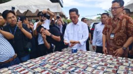 Wali Kota Batam sekaligus Kepala BP Batam Amsakar saat mencicipi asam pedas di HUT Hotel Santika, Jumat (24/10/2025). Foto:istimewa