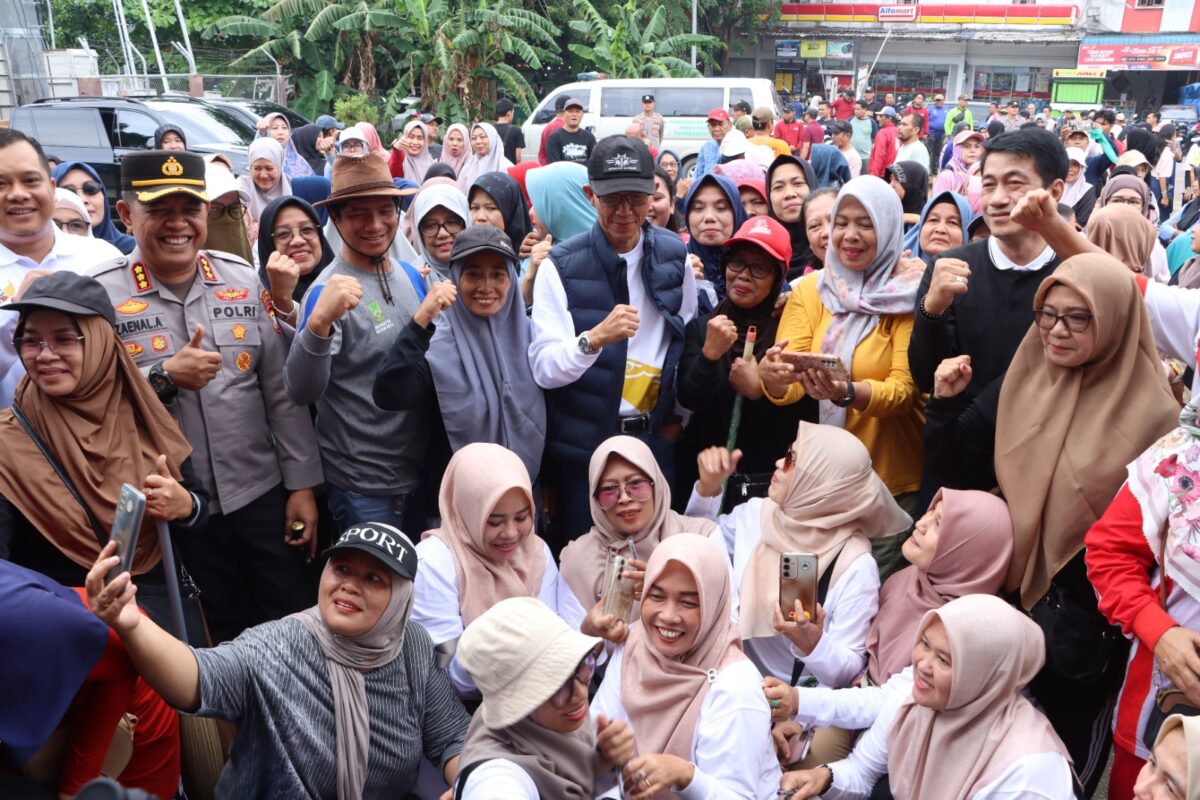 Kapolresta Barelang Kombes Pol Zaenal Arifin berbaur bersama masyarakat di sela Gotong royong di Baloi Permai, Batam Centre, Sabtu (25/10/2025). Matapedia6.com/Dok Polresta
