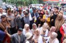 Kapolresta Barelang Kombes Pol Zaenal Arifin berbaur bersama masyarakat di sela Gotong royong di Baloi Permai, Batam Centre, Sabtu (25/10/2025). Matapedia6.com/Dok Polresta