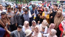 Kapolresta Barelang Kombes Pol Zaenal Arifin berbaur bersama masyarakat di sela Gotong royong di Baloi Permai, Batam Centre, Sabtu (25/10/2025). Matapedia6.com/Dok Polresta