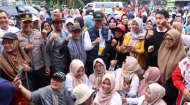 Kapolresta Barelang Kombes Pol Zaenal Arifin berbaur bersama masyarakat di sela Gotong royong di Baloi Permai, Batam Centre, Sabtu (25/10/2025). Matapedia6.com/Dok Polresta
