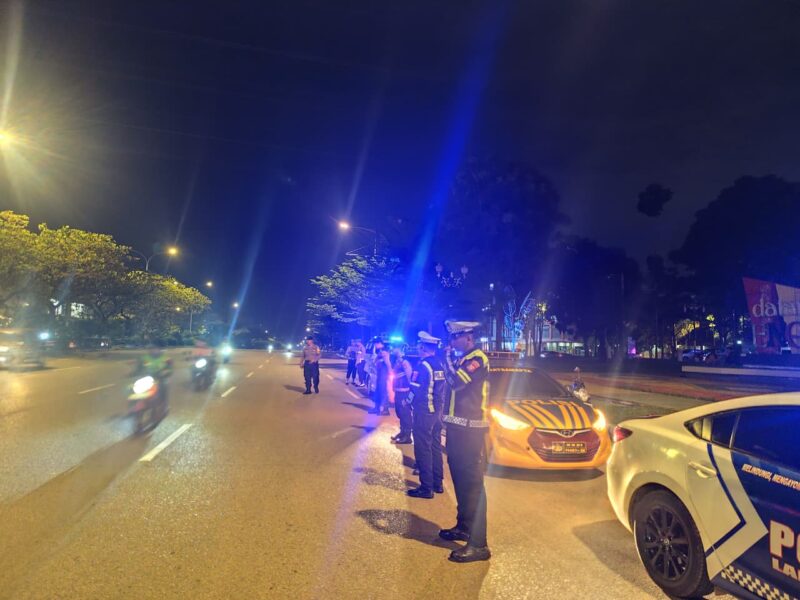 Tim satlantas Polresta Barelang saat melakukan pengawasan di salah satu jalan di Batam Centre, dalam kegiatan Kegiatan Rutin yang Ditingkatkan (KRYD). Melalui patroli malam oleh Satlantas, Sabtu (25/10/2025). Matapedia6.com/ Dok Humas Polresta