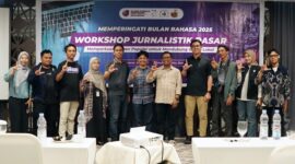 35 jurnalis muda dan pers kampus dari berbagai universitas di Batam tampak antusias mengikuti pelatihan di Hotel Santika, Minggu (26/10/2025). Foto:Istimewa