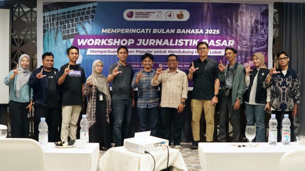 35 jurnalis muda dan pers kampus dari berbagai universitas di Batam tampak antusias mengikuti pelatihan di Hotel Santika, Minggu (26/10/2025). Foto:Istimewa