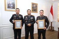 Kapolda Kepri Irjen Pol Asep Syafrudin saat foto bersama dua Kapolsek di Kota Batam Penerima penghargaan atas prestasi yang diraih sepanjang tahun 2025. Penghargaan di berikan pada momen Hari Sumpah Pemuda, Selasa (28/10/2025). Matapedia6.com/Dok Polda Kepri