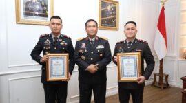 Kapolda Kepri Irjen Pol Asep Syafrudin saat foto bersama dua Kapolsek di Kota Batam Penerima penghargaan atas prestasi yang diraih sepanjang tahun 2025. Penghargaan di berikan pada momen Hari Sumpah Pemuda, Selasa (28/10/2025). Matapedia6.com/Dok Polda Kepri