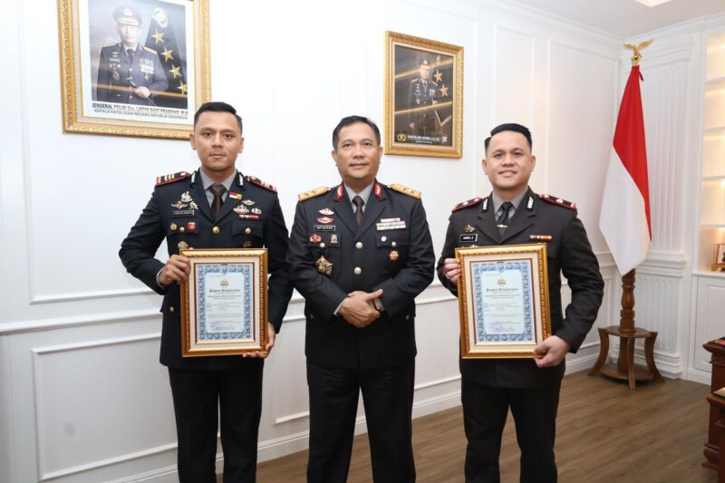 Kapolda Kepri Irjen Pol Asep Syafrudin saat foto bersama dua Kapolsek di Kota Batam Penerima penghargaan atas prestasi yang diraih sepanjang tahun 2025. Penghargaan di berikan pada momen Hari Sumpah Pemuda, Selasa (28/10/2025). Matapedia6.com/Dok Polda Kepri