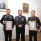 Kapolda Kepri Irjen Pol Asep Syafrudin saat foto bersama dua Kapolsek di Kota Batam Penerima penghargaan atas prestasi yang diraih sepanjang tahun 2025. Penghargaan di berikan pada momen Hari Sumpah Pemuda, Selasa (28/10/2025). Matapedia6.com/Dok Polda Kepri