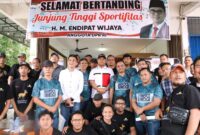 Ketua DPRD Kepri Iman bersama jurnalis saat turnamen domino, Selasa (28/10/2025). Foto:Istimewa