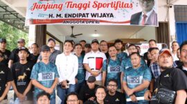 Ketua DPRD Kepri Iman bersama jurnalis saat turnamen domino, Selasa (28/10/2025). Foto:Istimewa