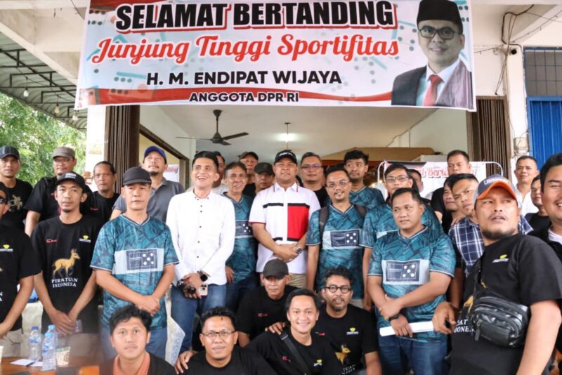 Ketua DPRD Kepri Iman bersama jurnalis saat turnamen domino, Selasa (28/10/2025). Foto:Istimewa