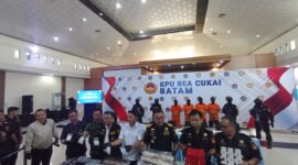 Bea Cukai Batam melihatkan barang bukti penindakan sabu, emas dan I-Phone dalam jumpa pers, Rabu (1/9/2025). Foto:Zalfirega/matapedia