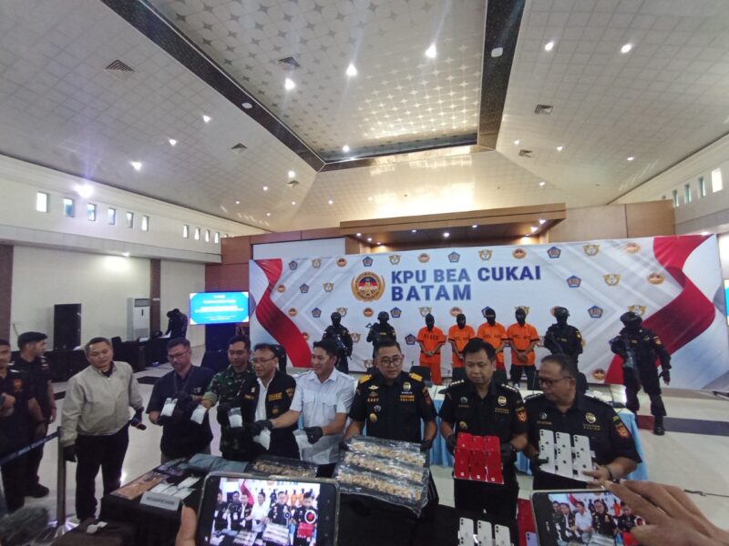 Bea Cukai Batam melihatkan barang bukti penindakan sabu, emas dan I-Phone dalam jumpa pers, Rabu (1/9/2025). Foto:Zalfirega/matapedia