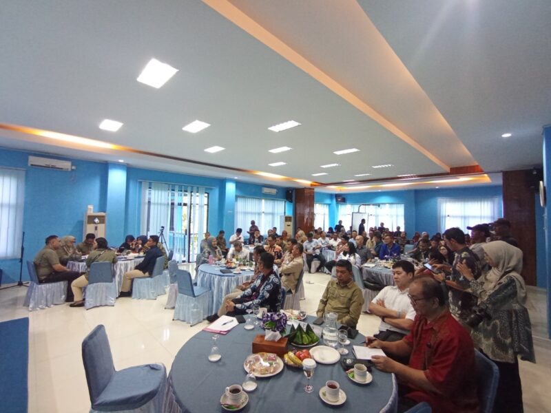 PSDKP Batam bersama pengusaha sosialisasi PP 28& 25 di acara forum Coffee Morning PSDKP Batam, Barelang Batam, Kamis (2/10/2025). Foto:Zalfirega/matapedia