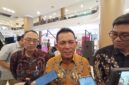 Gubernur Kepri Ansar dan Kepala OJK Kepri Sinar diwawancara wartawan, Jumat (3/10/2025). Foto:Zalfirega/matapedia