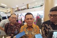 Gubernur Kepri Ansar dan Kepala OJK Kepri Sinar diwawancara wartawan, Jumat (3/10/2025). Foto:Zalfirega/matapedia