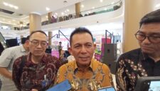 Gubernur Kepri Ansar dan Kepala OJK Kepri Sinar diwawancara wartawan, Jumat (3/10/2025). Foto:Zalfirega/matapedia