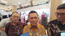 Gubernur Kepri Ansar dan Kepala OJK Kepri Sinar diwawancara wartawan, Jumat (3/10/2025). Foto:Zalfirega/matapedia