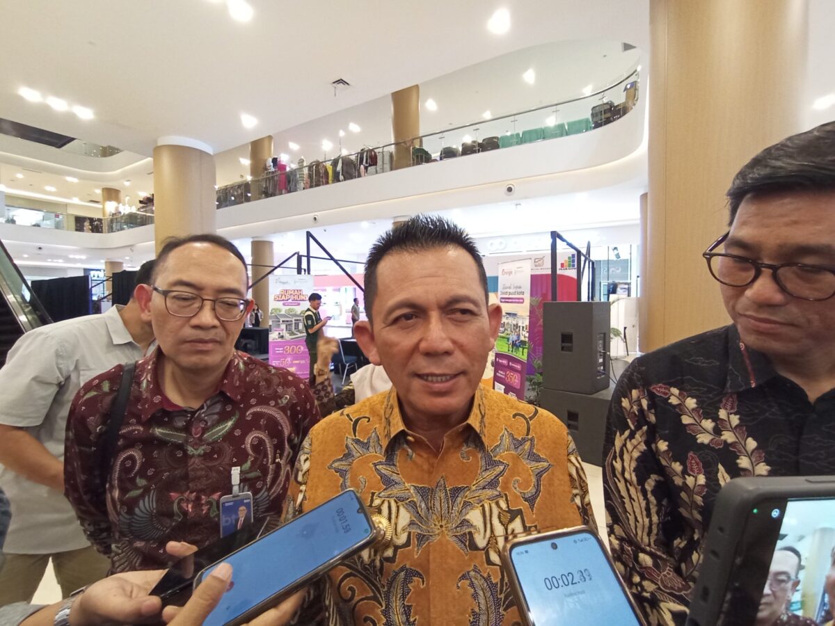 Gubernur Kepri Ansar dan Kepala OJK Kepri Sinar diwawancara wartawan, Jumat (3/10/2025). Foto:Zalfirega/matapedia