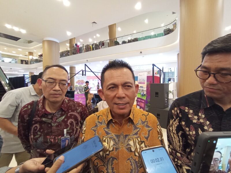 Gubernur Kepri Ansar dan Kepala OJK Kepri Sinar diwawancara wartawan, Jumat (3/10/2025). Foto:Zalfirega/matapedia