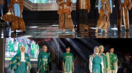 Model yang dihadirkan Dekranasda untuk memamerkan 10 motif Batik Barelang hasil karya para perajin lokal Batam yang memukau ratusan pasang mata pada Malam Puncak Batam Batik Fashion Week (BBFW) 2025, di Engku Putri Batam Centre, Sabtu (4/10/2025). Matapedia6.com/Diskominfo