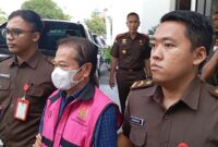 Tersangka Ao saat digiring ke mobil Kejari Batam usai pemeriksaan pada Senin (6/10/2025). Foto:Zalfirega/matapedia