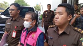 Tersangka Ao saat digiring ke mobil Kejari Batam usai pemeriksaan pada Senin (6/10/2025). Foto:Zalfirega/matapedia