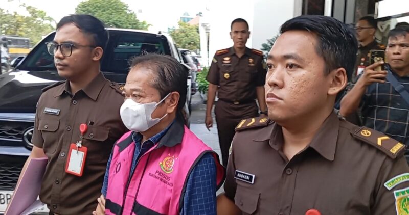 Tersangka Ao saat digiring ke mobil Kejari Batam usai pemeriksaan pada Senin (6/10/2025). Foto:Zalfirega/matapedia