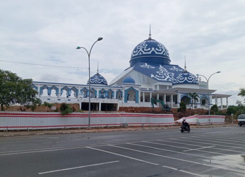 Pembangunan area pelataran masjid Raya Batam Centre, Amsakar minta revitalisasi perhatikan estetika dan harus memberi nilai tambah, Senin (6/10/2025). Matapedia6.com/Zalfirega