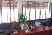 Amsakar Achmad bersama Wakil Kepala BP Batam Li Claudia Chandra di Boemi Café, Selasa (7/10/2025). Foto:Zalfirega/matapedia