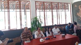 Amsakar Achmad bersama Wakil Kepala BP Batam Li Claudia Chandra di Boemi Café, Selasa (7/10/2025). Foto:Zalfirega/matapedia