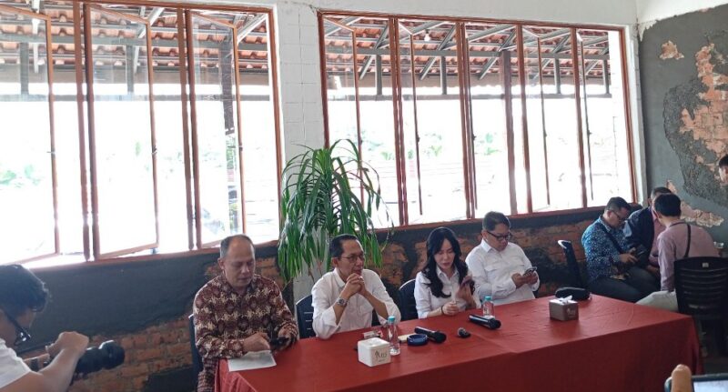 Amsakar Achmad bersama Wakil Kepala BP Batam Li Claudia Chandra di Boemi Café, Selasa (7/10/2025). Foto:Zalfirega/matapedia