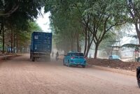 Debu terbang saat mobil besar melintas membuat jarak pandang terbatas dan sangat membahayakan pengendara yang melintas, Rabu (8/10/2025).Matapedia6.com/Luci