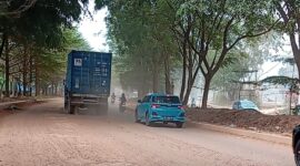 Debu terbang saat mobil besar melintas membuat jarak pandang terbatas dan sangat membahayakan pengendara yang melintas, Rabu (8/10/2025).Matapedia6.com/Luci