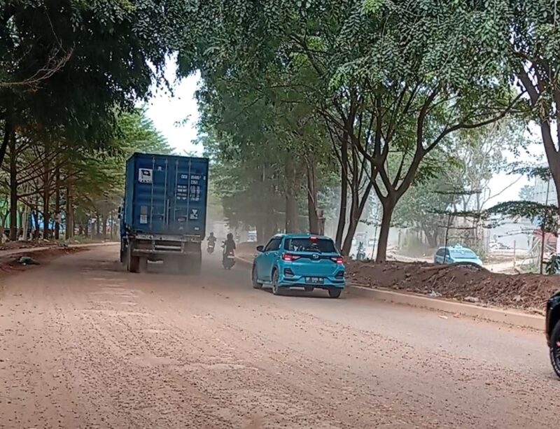 Debu terbang saat mobil besar melintas membuat jarak pandang terbatas dan sangat membahayakan pengendara yang melintas, Rabu (8/10/2025).Matapedia6.com/Luci