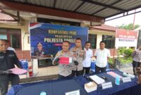 Kapolresta Barelang Kombes Pol Zaenal Arifin saat melihatkan barang bukti pembunuhan di Polsek Batu Aji, Kamis (9/10/2025). Foto:Zalfirega/matapedia