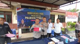 Kapolresta Barelang Kombes Pol Zaenal Arifin saat melihatkan barang bukti pembunuhan di Polsek Batu Aji, Kamis (9/10/2025). Foto:Zalfirega/matapedia