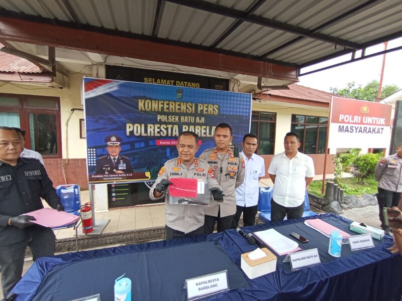 Kapolresta Barelang Kombes Pol Zaenal Arifin saat melihatkan barang bukti pembunuhan di Polsek Batu Aji, Kamis (9/10/2025). Foto:Zalfirega/matapedia