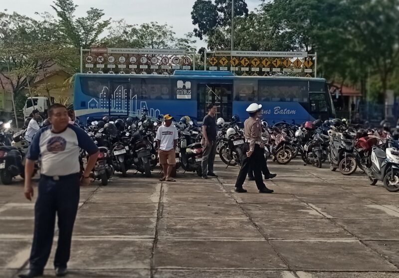 Puluhan kendaraan roda dua yang terjaring Radia di parkir di depan Kantor Dishub Kota Batam, Sukajadi, Kamis (9/10/2025). Matapedia6.com/Luci