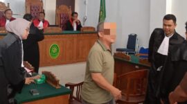 Terdakwa saat keluar dari Pengadilan Negeri Tanjungpinang. Foto:dok/Istimewa