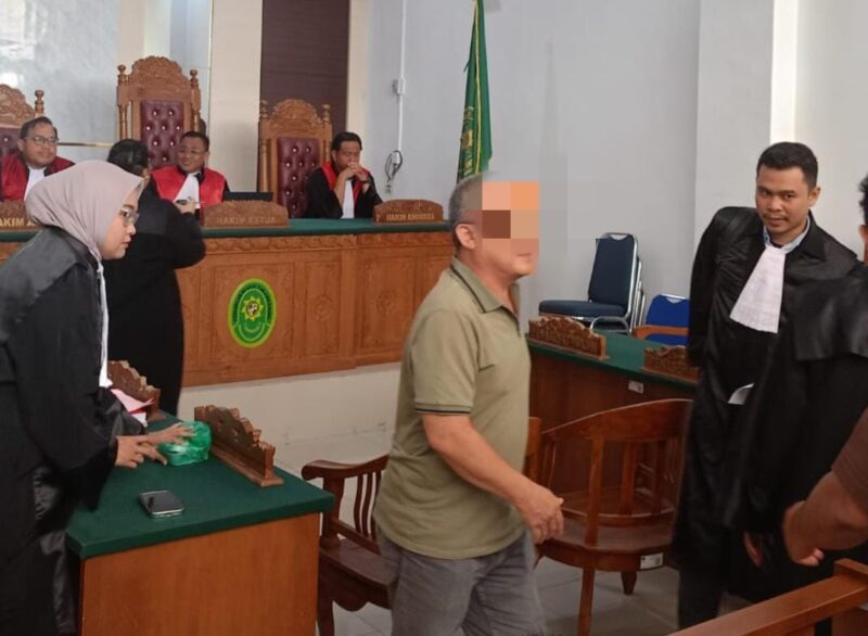 Terdakwa saat keluar dari Pengadilan Negeri Tanjungpinang. Foto:dok/Istimewa