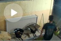 Screenshot video CCTV yang disebar warga pelaku pencurian dua biji tabung gas di daerah Botania, Kota Batam, Sabtu (11/10/2025). Matapedia6.com/Istimewa
