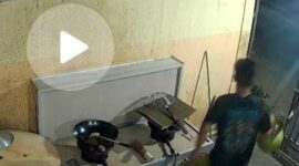 Screenshot video CCTV yang disebar warga pelaku pencurian dua biji tabung gas di daerah Botania, Kota Batam, Sabtu (11/10/2025). Matapedia6.com/Istimewa