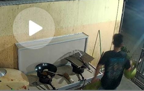 Screenshot video CCTV yang disebar warga pelaku pencurian dua biji tabung gas di daerah Botania, Kota Batam, Sabtu (11/10/2025). Matapedia6.com/Istimewa