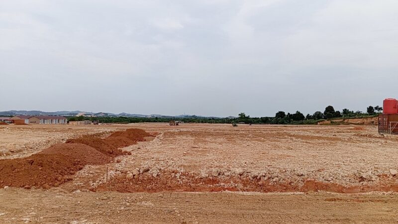 Kawasan proyek Cut and fiil di dekat SMKN 8 Kelurahan Sei Pelunggut, Sagulung tampak rata pada Minggu (12/10/2025). Foto:matapedia