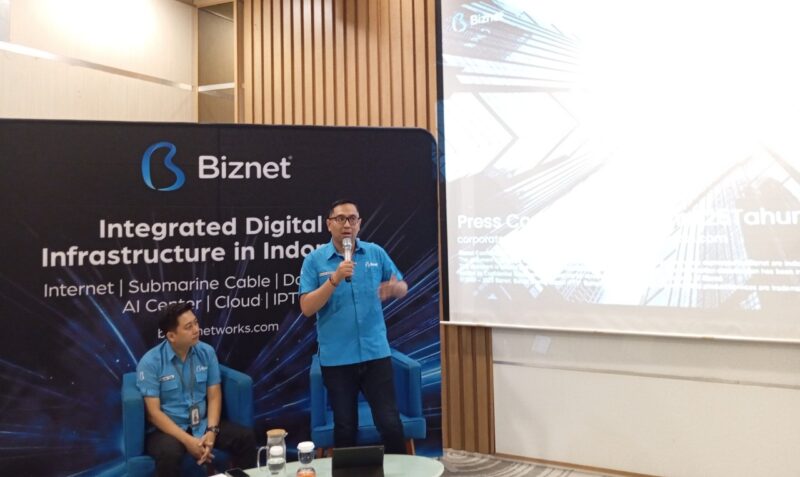 I Gede Novrada Budiartha Assistant VP Territory West bersama wartawan di Hotel Haris Batam Center, Senin (13/10/2025). Foto:Zalfirega/matapedia